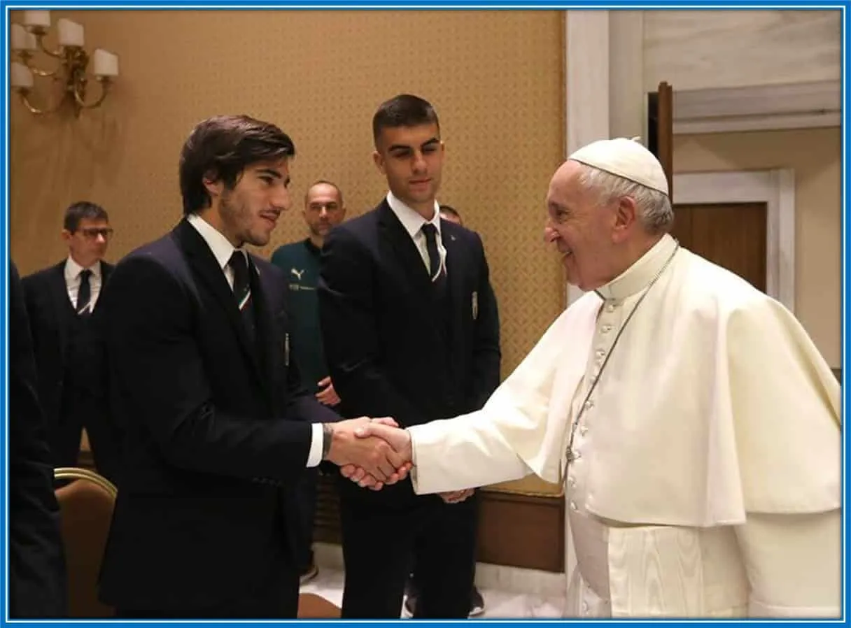 Sandro Tonali Religio Explained. He is a Christian of the Catholic denomination.