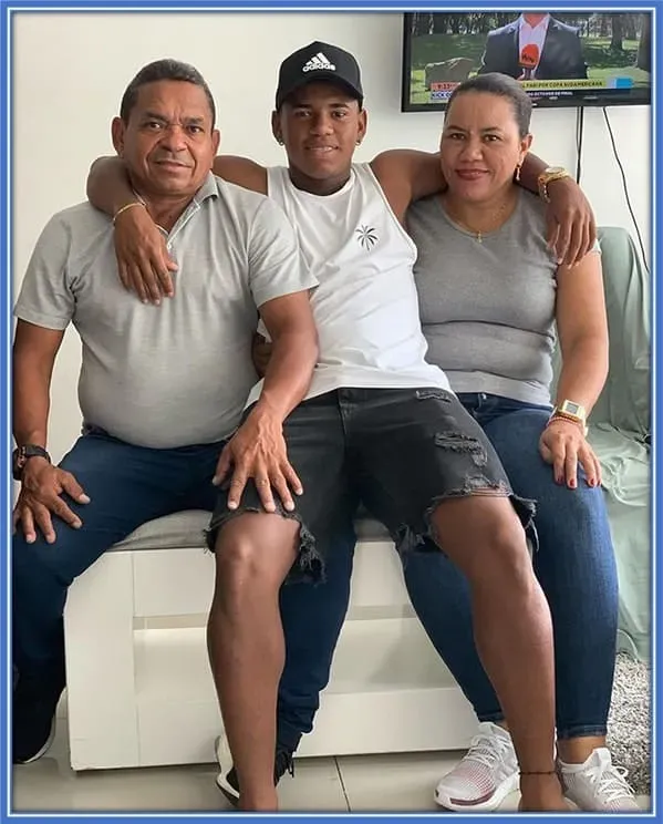 Roller David Diaz Marulanda (Luis Diaz's brother), enjoying the comfort of his Mum (Silenis) and Dad (Manuel).