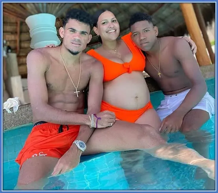 Luis Diaz's brother, J&euml;s&uuml;s D&iuml;&auml;ż, himself and his wife, enjoying quality pool time.