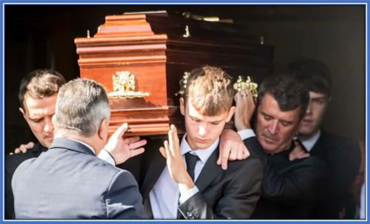 A sad Roy Keane and his relatives carrying the remains of his father Mossie. The family departs with his body from Farranree Church, Cork.