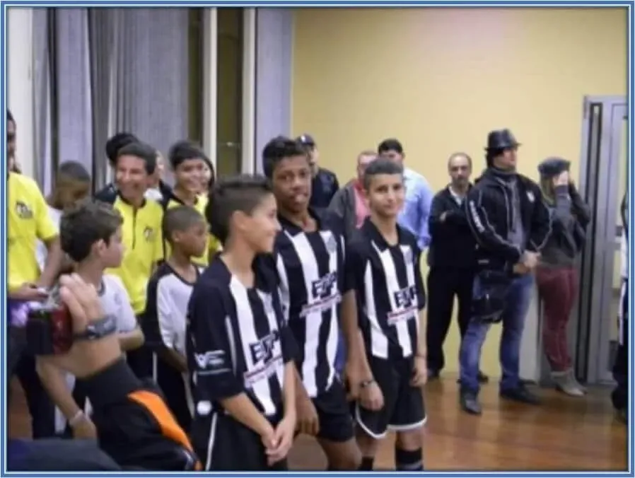 A rare photo of Renan Lodi (Middle) with other kids at Meninos da Vila.