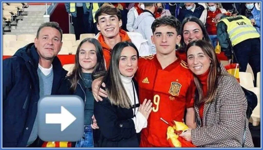 Meet the members of Pablo Gavi's family.