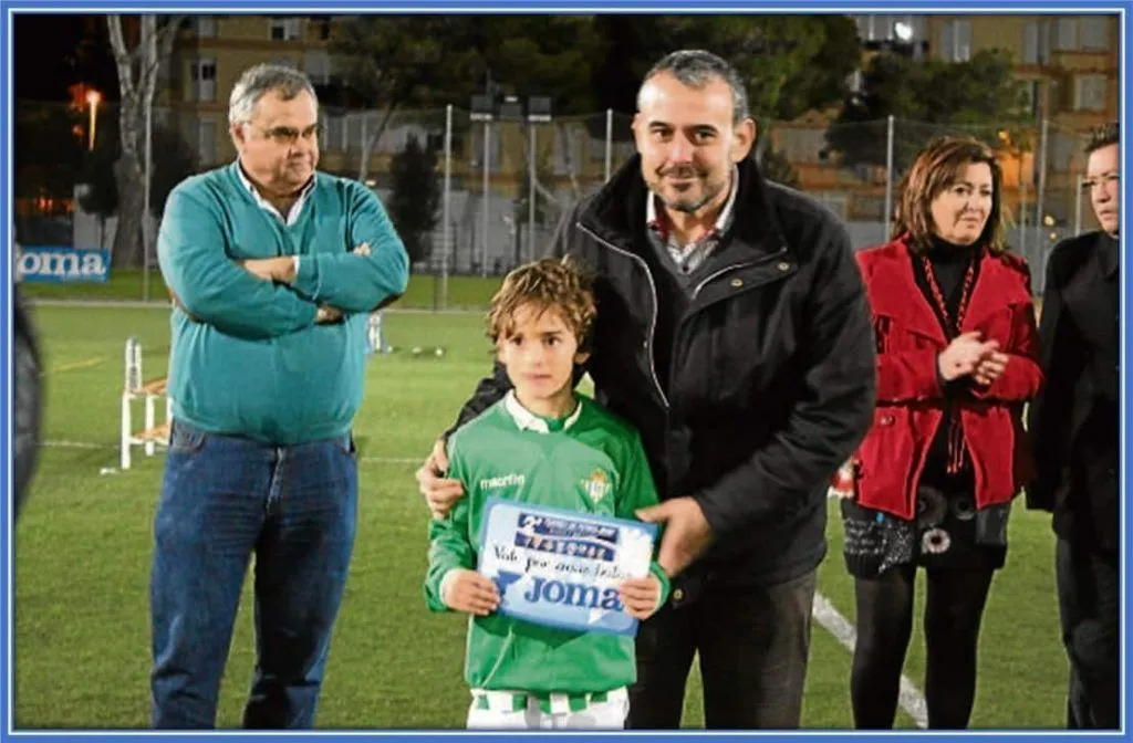 Gavi collects the award for best player of the tournament in San Fernando.