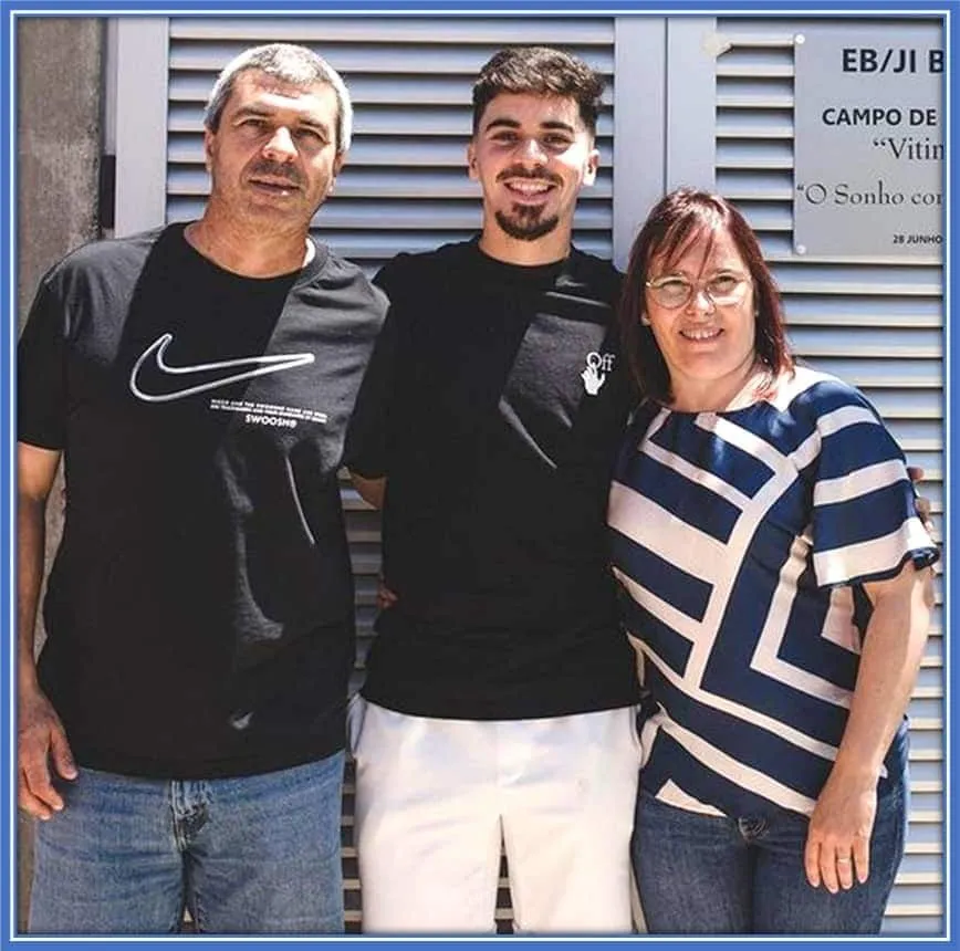 Look carefully; you will notice Vitinha took some resemblance from his Dad?