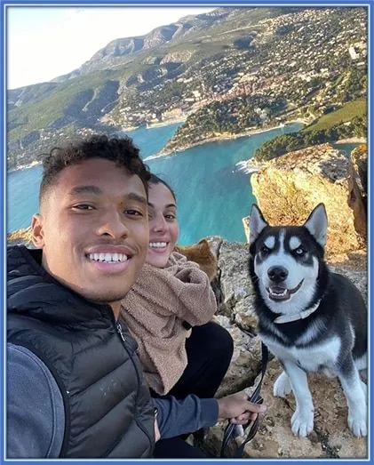 Both lovers, together with their dog, always get in the mood to try out something exciting and new.