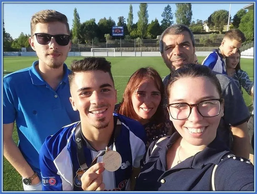 Meet the Vitinha Family. At the front, we have Vitinha's sister, Inês. From the back we have his younger brother, Diogo Silva. Then comes Vitinha's parents - Anna Ana Maria and Vitor Manuel behind their daughter (Inês).