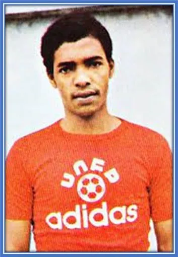 Cet homme est une L&eacute;gende, le premier joueur &agrave; avoir quitt&eacute; le Maroc pour jouer &agrave; l'&eacute;tranger en tant que footballeur professionnel.