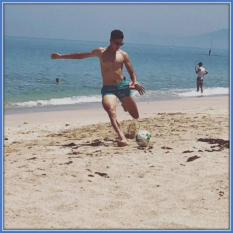 Beachside Bliss : Nayef Aguerd trouve le parfait &eacute;quilibre entre la d&eacute;tente et sa passion pour le football, se d&eacute;tendant en jouant des matchs en bord de plage lors de ses escapades baln&eacute;aires.