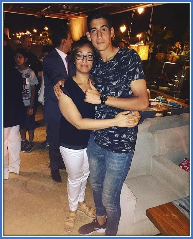 Rencontrez l'un des parents de Nayef Aguerd - sa charmante maman, dont cette biographie vous en dit long.