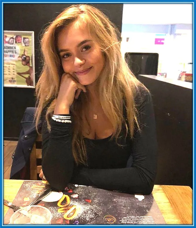 Introducing Laila Hasanovic. She is Jonas Wind's girlfriend.