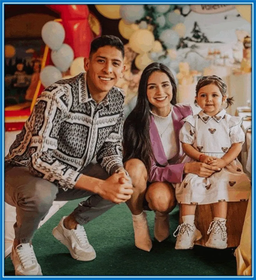 The Mexican beauty, Sofia Toache, with her husband and daughter.