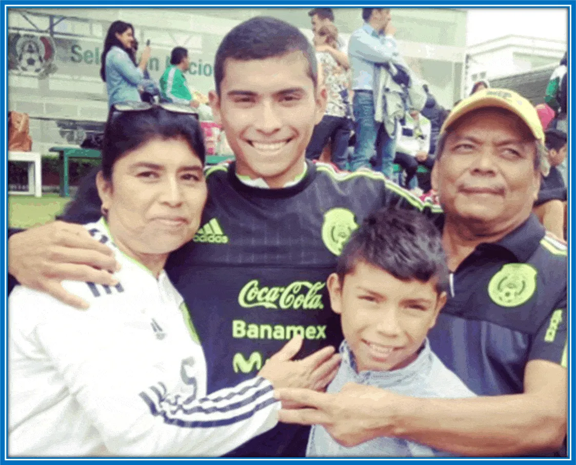 Orbelin Pineda's household and his Family Life.