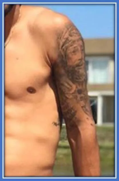 The ACF Fiorentina star inked this design in Jesus' honor.