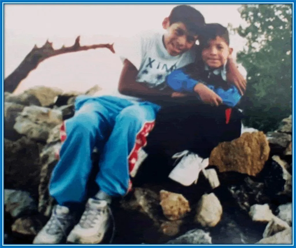 A picture of little Edson Álvarez with his elder brother.