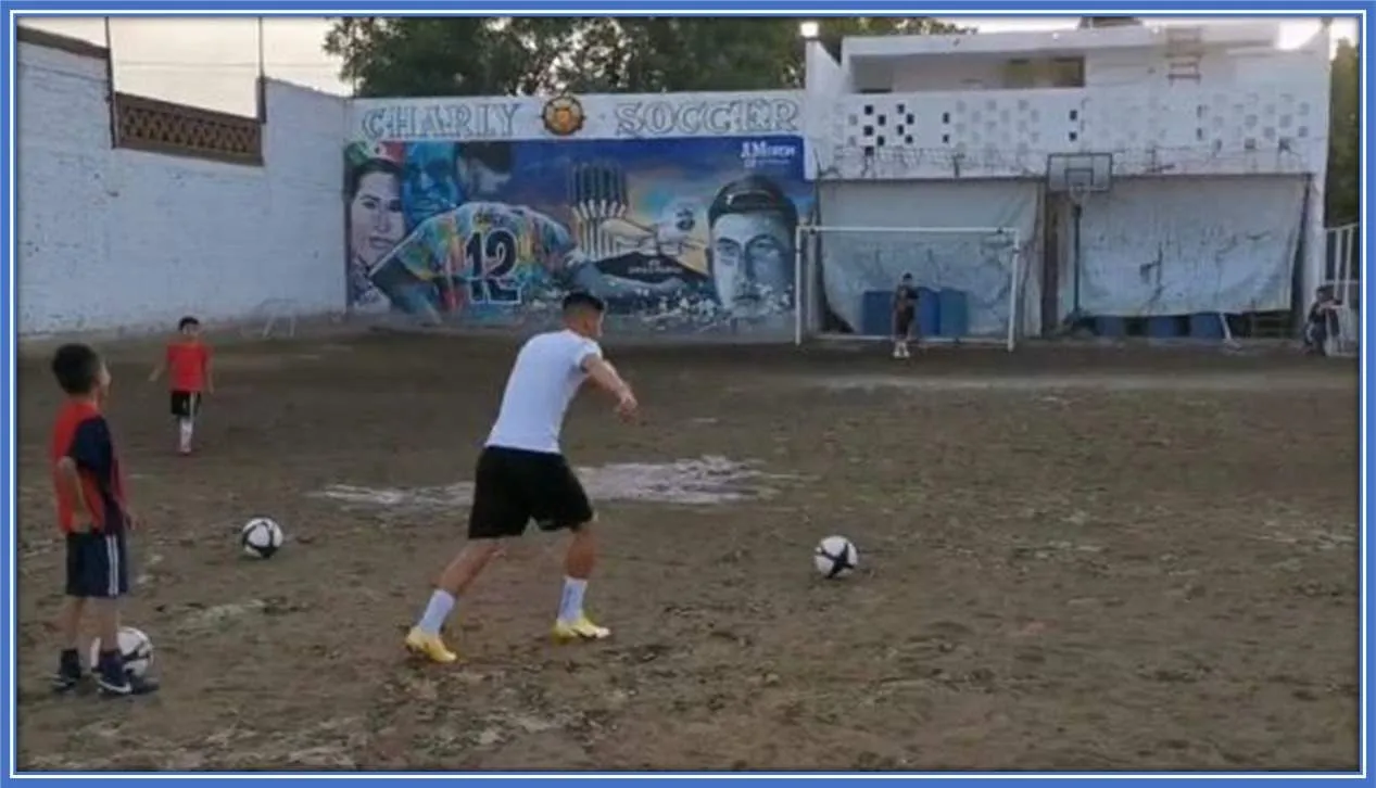 Since May of 2008, Charly Soccer (founded by Carlos Escandón) has helped hundreds of kids to actualize their football dreams.