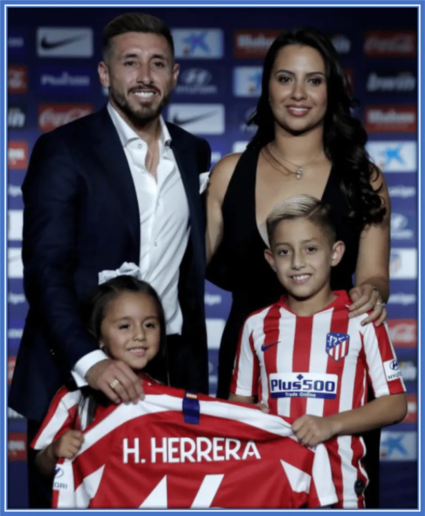 A photo of H&eacute;ctor Herrera with his wife and kids.