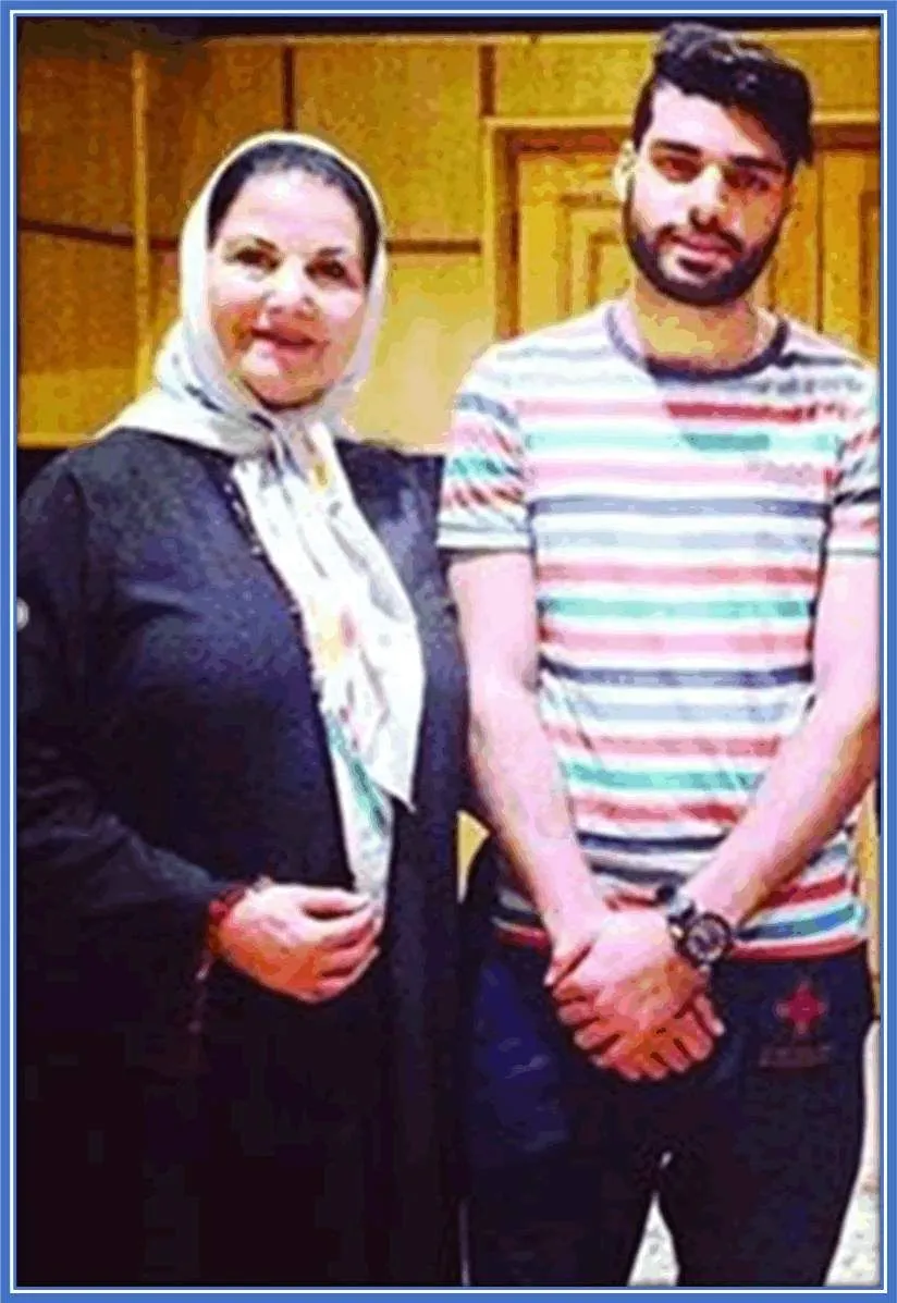a photo of Mehdi Taremi and his Iranian mother.