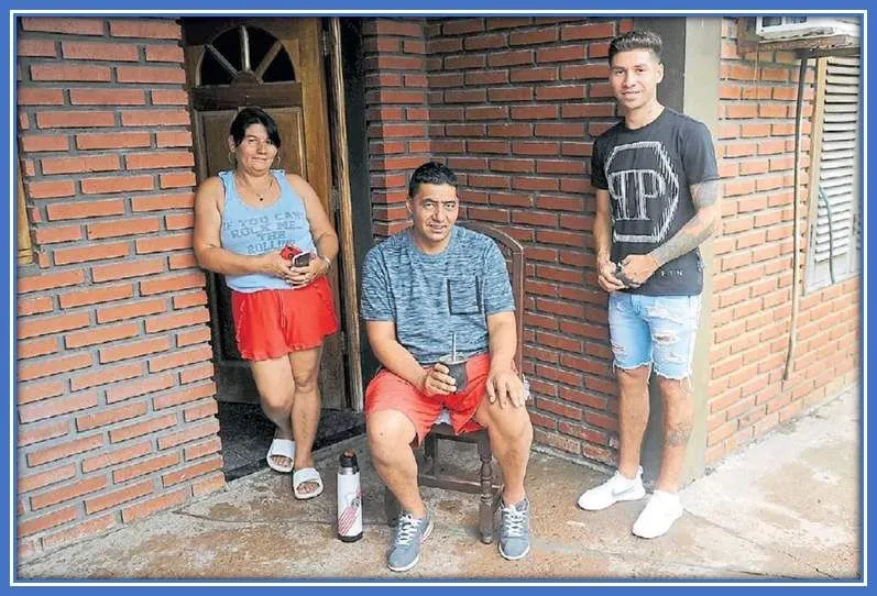 The ex-River player, with his parent in his childhood home in the La Matanza district.