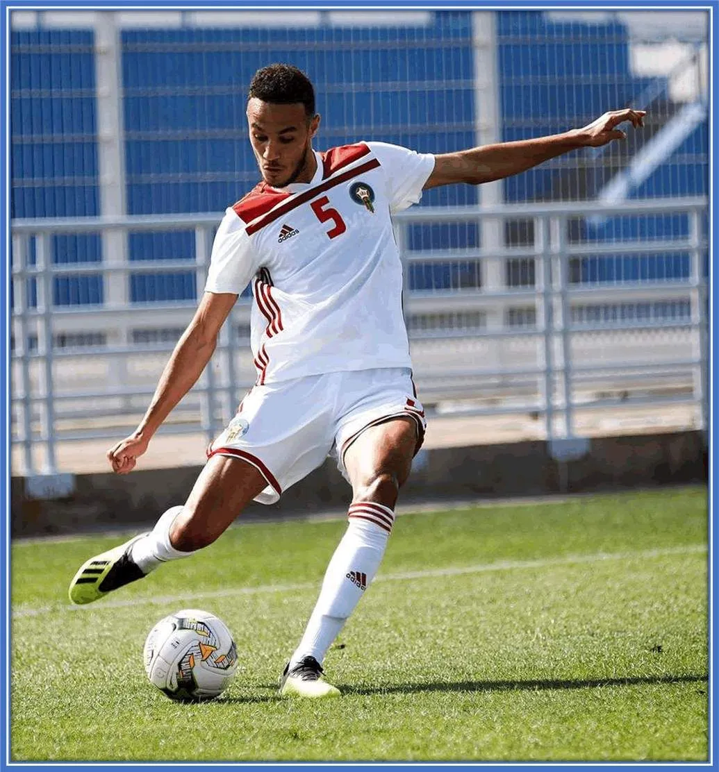 Mazraoui is good at knowing when to peel or hold wide and when to tuck inside and move further into the centre or attacking line.
