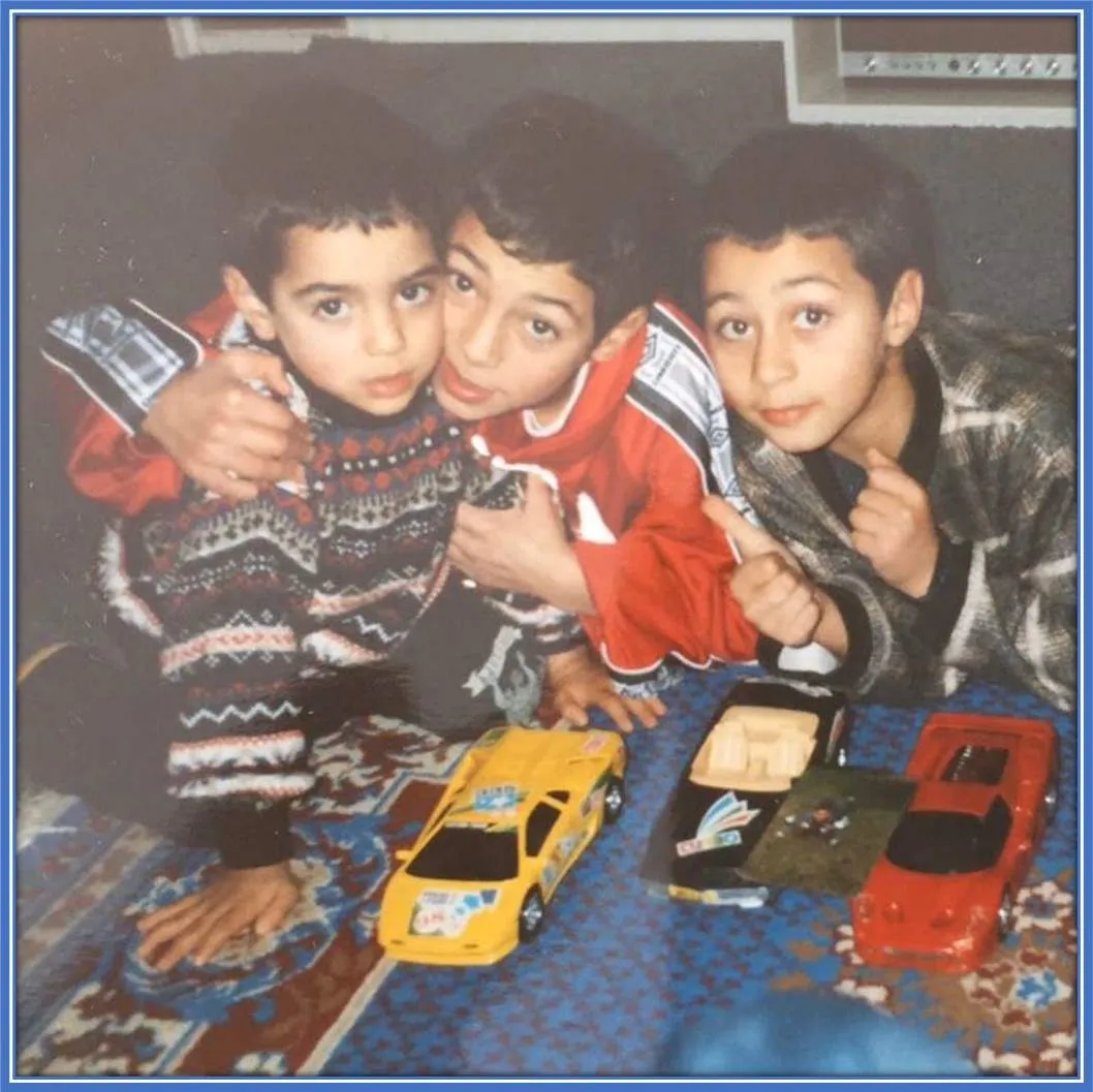 We found it difficult to spot Sofyan Amrabat in this photo. Can you help us do that?