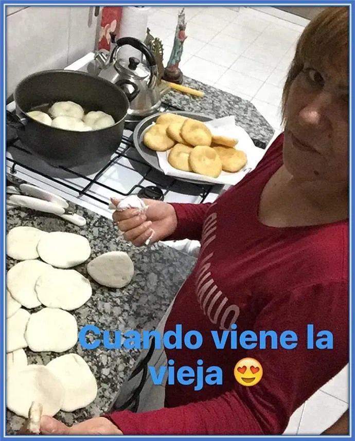 A rare photo of Sara del Prado frying one of her son's favourites.