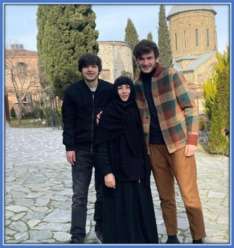 Meet Khvicha Kvaratskhelia's Mum and his two sons. The person on the left is Tornike Kvaratskhelia, while Khvicha is on the right.