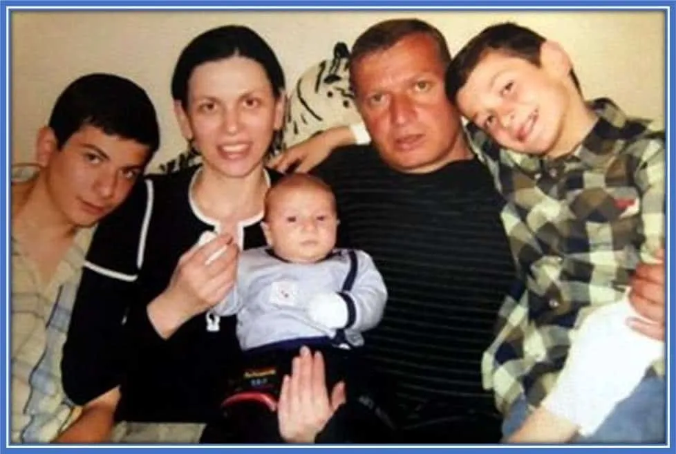 Here is the photo of Khvicha Kvaratskhelia’s close-knitted family.