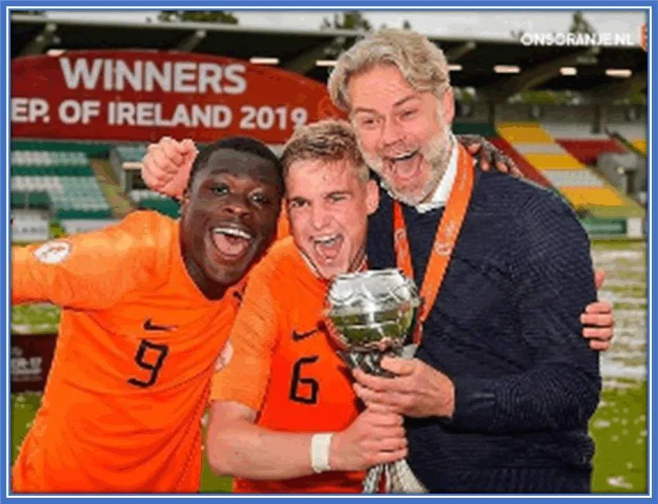 A photo celeberating the 2019 UEFA U17 European Championship Final against Italy.