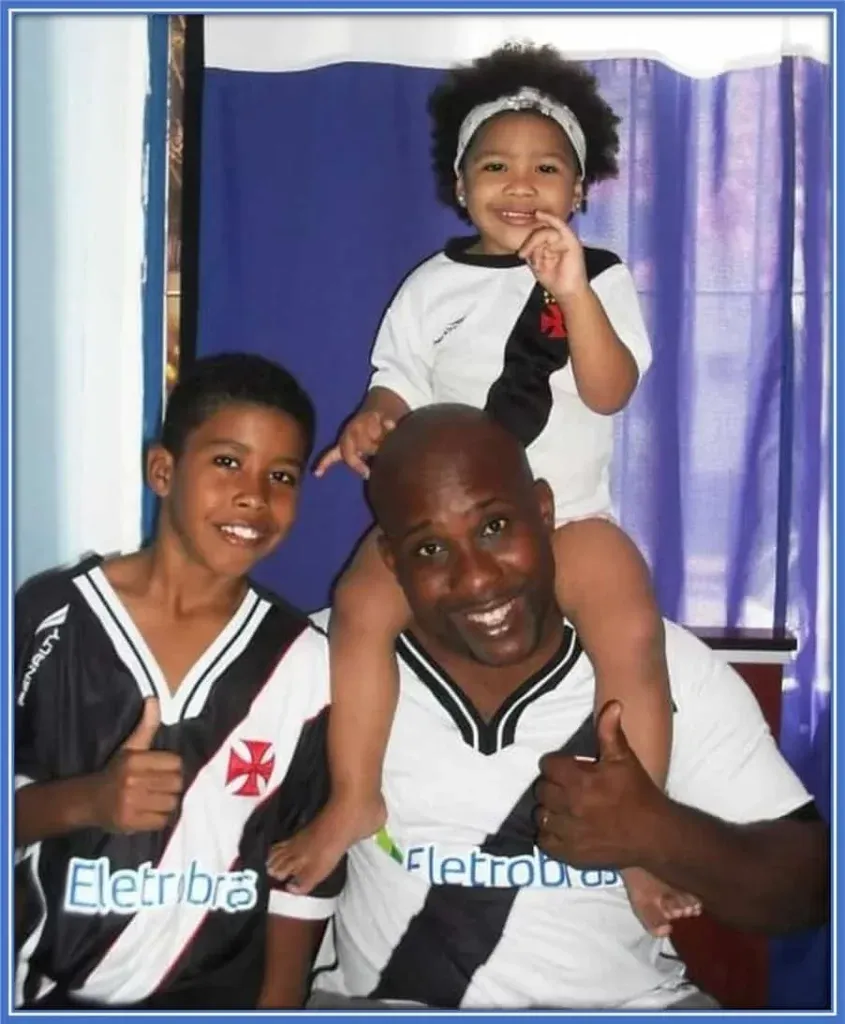 The young Vasco da Gama footballer takes a photo with his Dad and little sister (who are big fans of the club).