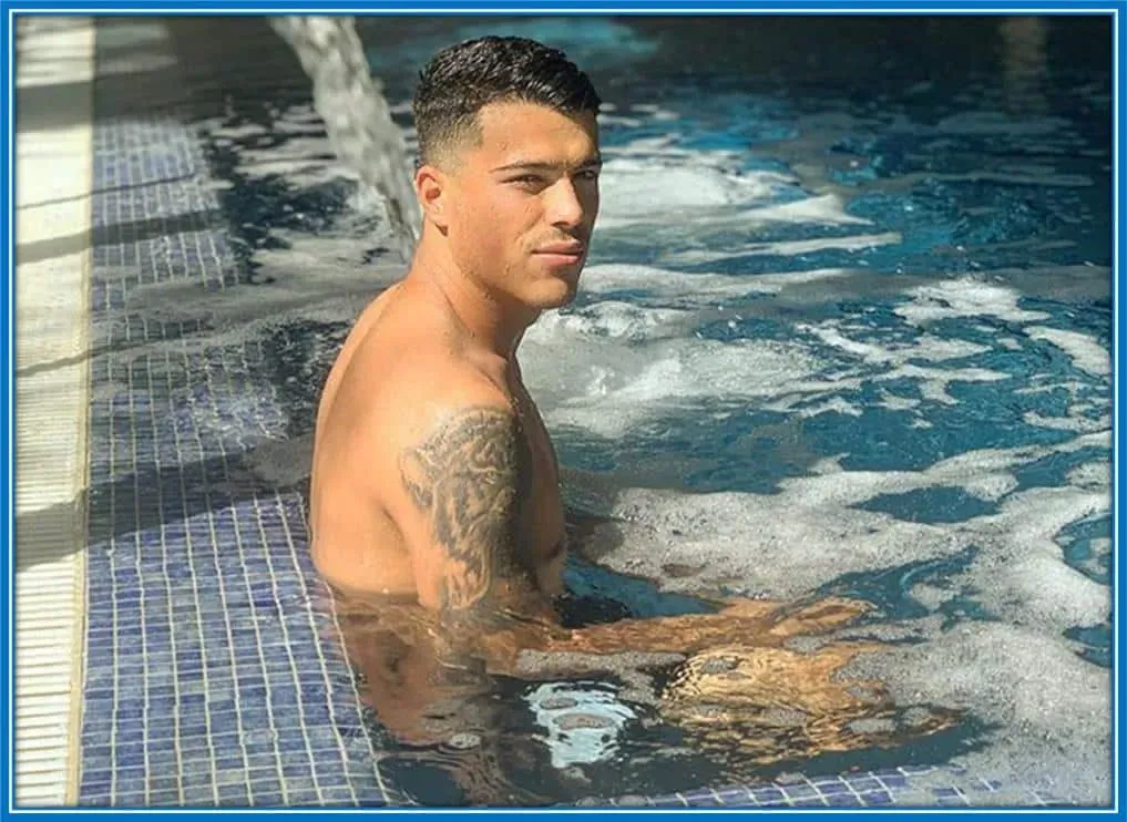 He spends his vacation in Don Benito, where he reminisces about old times.