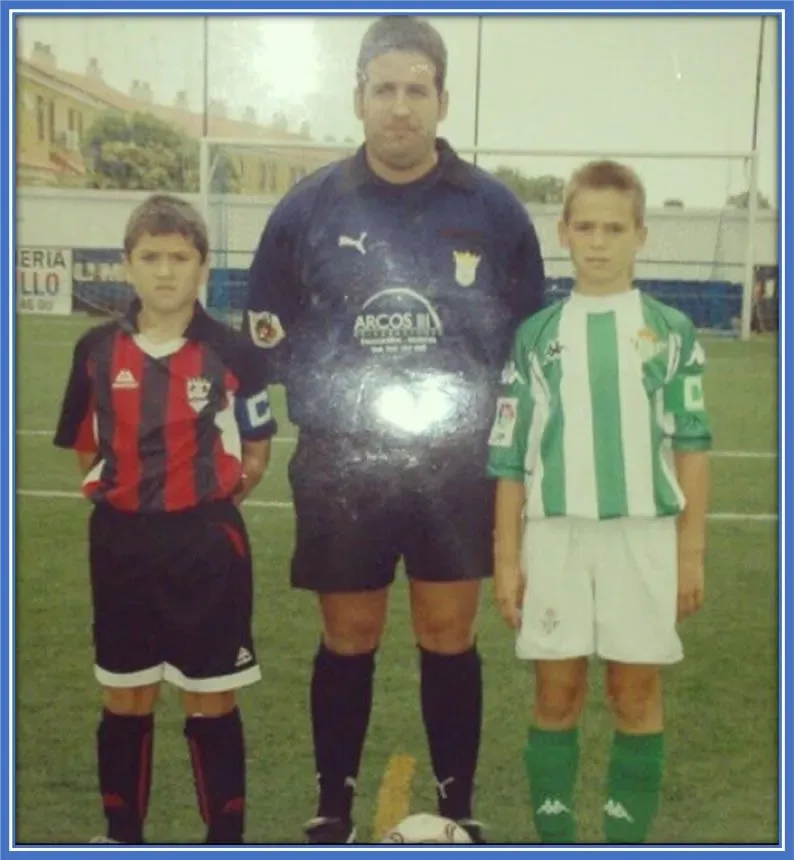 Fabian Ruiz is the one standing on the right side of his trainer.
