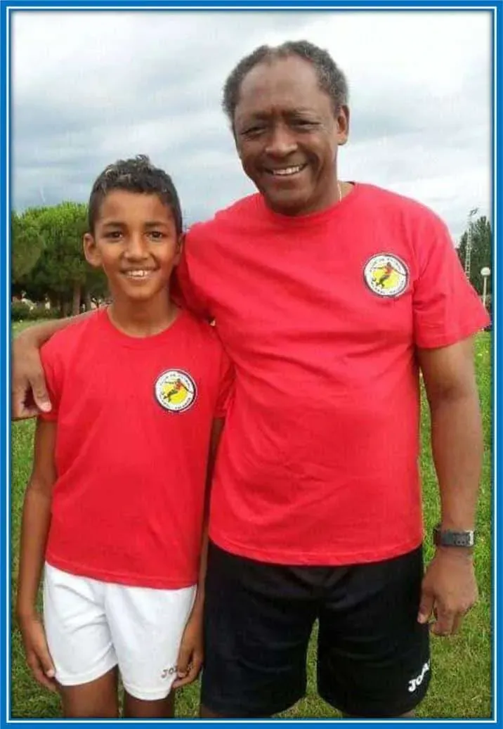 A rare photo of Coquito, together with his son Alvaro. At that time, both father and son were members of Global Palamos PS academy.