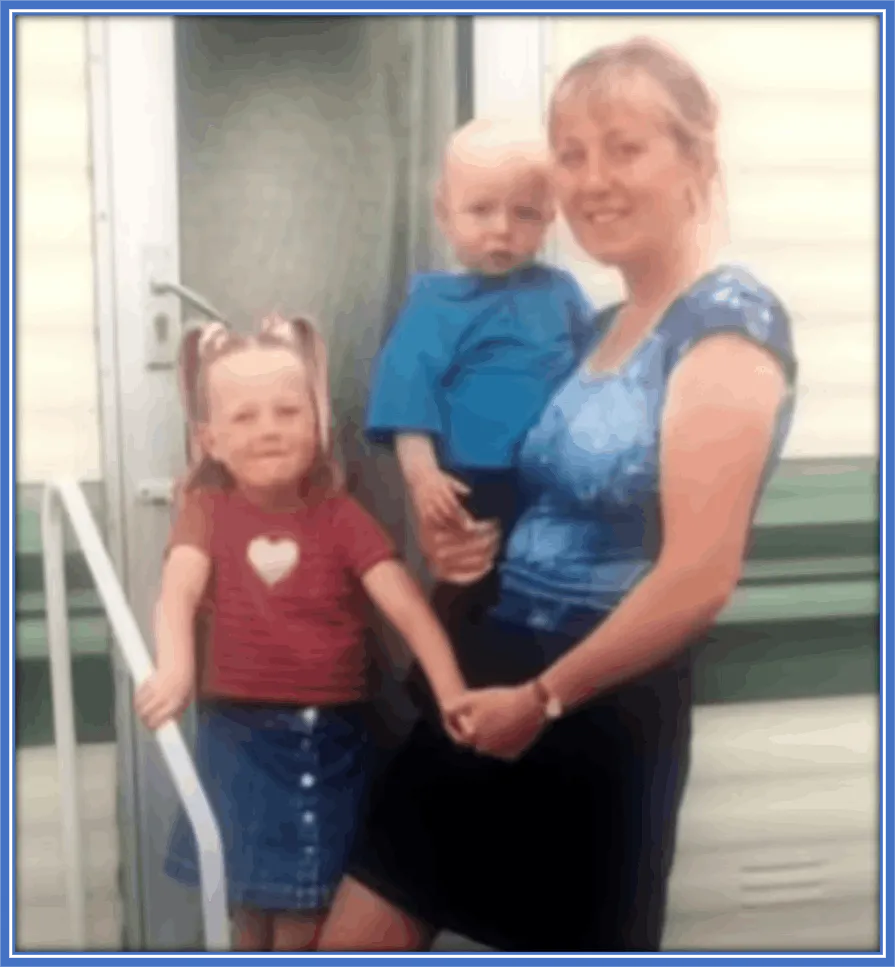 An early childhood photo of Beth Mead with her mother and baby bro.