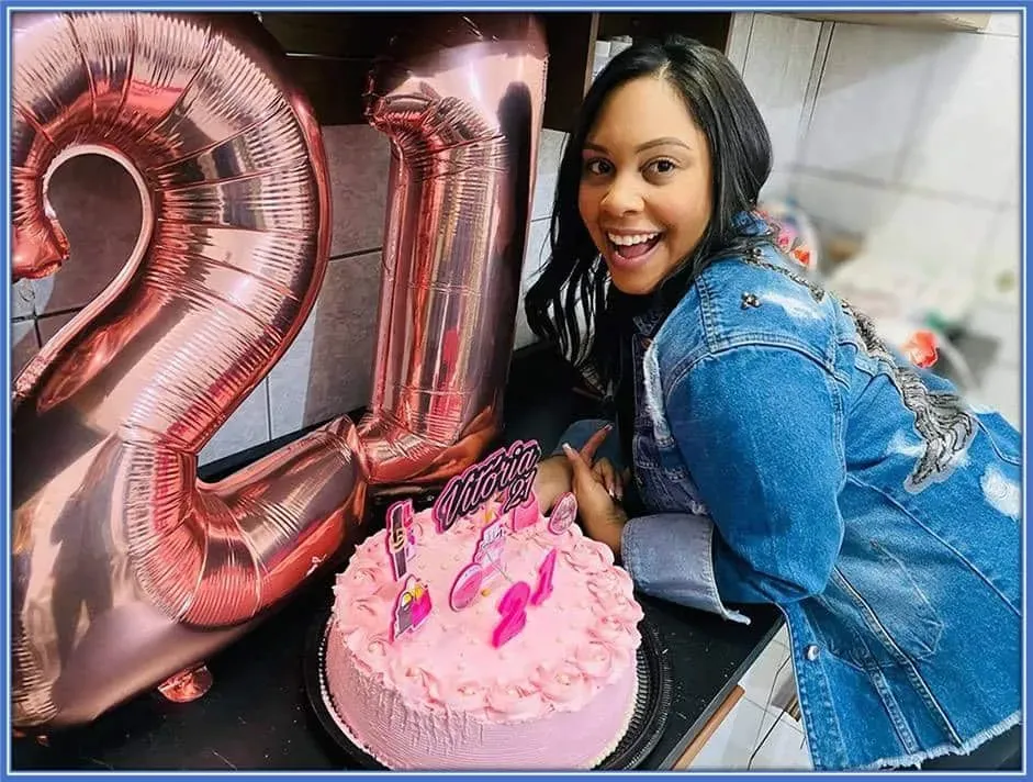 On this day, Vit&oacute;ria Roque celebrated her 21st birthday.
