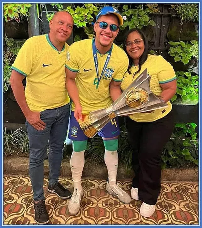 Vitor Roque's parents, Herc&iacute;lia and Juvenal, beam with pride and joy. Here, they celebrate their son's triumphant victory at the 2023 South American Youth Football Championship.