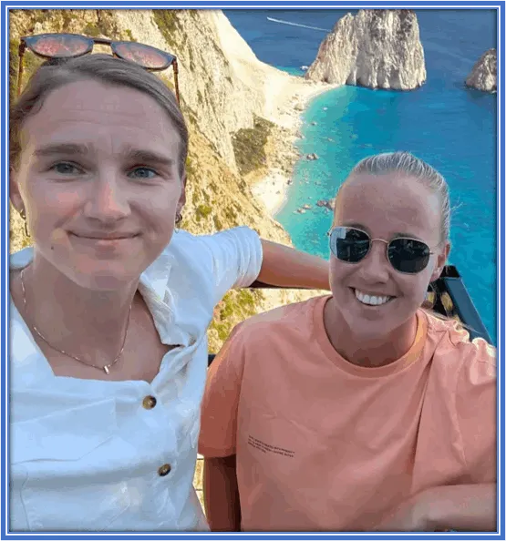 A lovely photo of Vivian Miedema and Beth Mead.