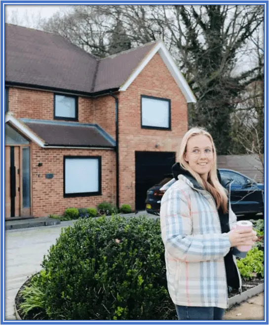 The English Lady lives five minutes from the Arsenal FC Training Ground, Shenley, Hertfordshire, UK.