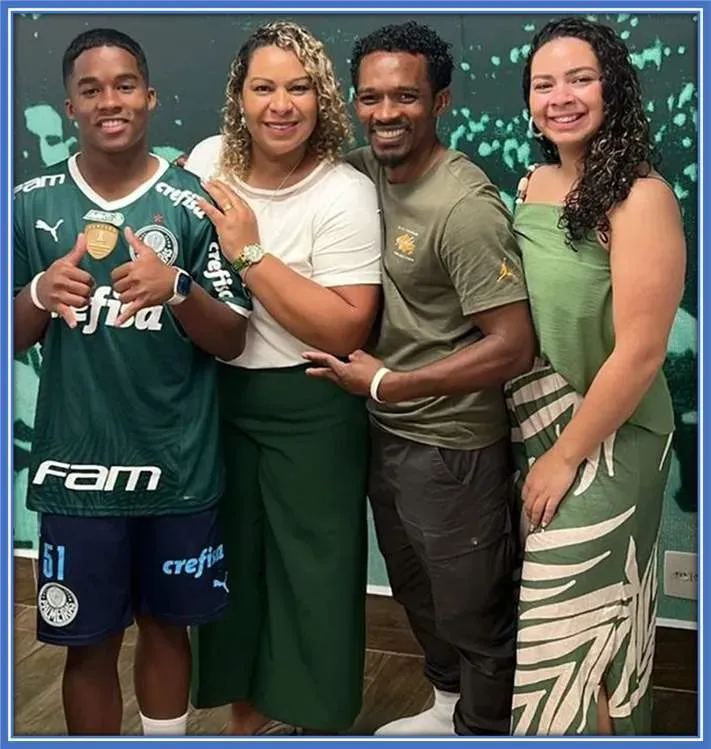 Meet Lav&iacute;nia Sudr&eacute;, the proud aunt of footballer Endrick Felipe! Sister to C&iacute;ntia Moreira.