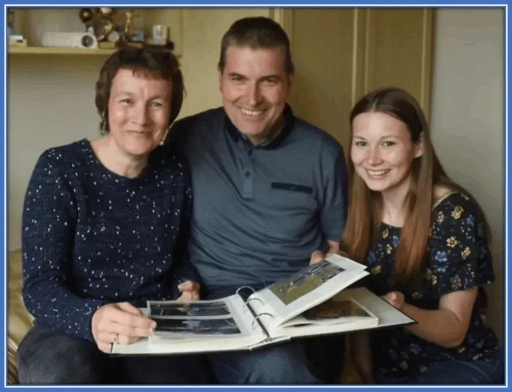 A photo of Lynn's parents and her sister, Amy.