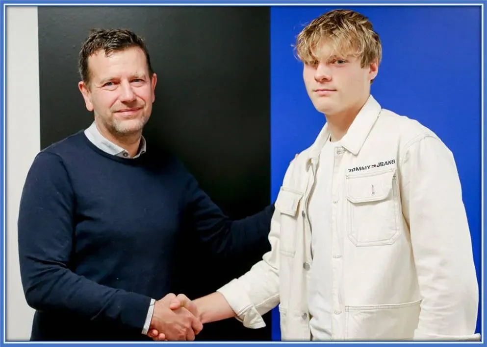 A photo of Rasmus Hojlund's brother, Emil, after signing a contract with FC Copenhagen U19.