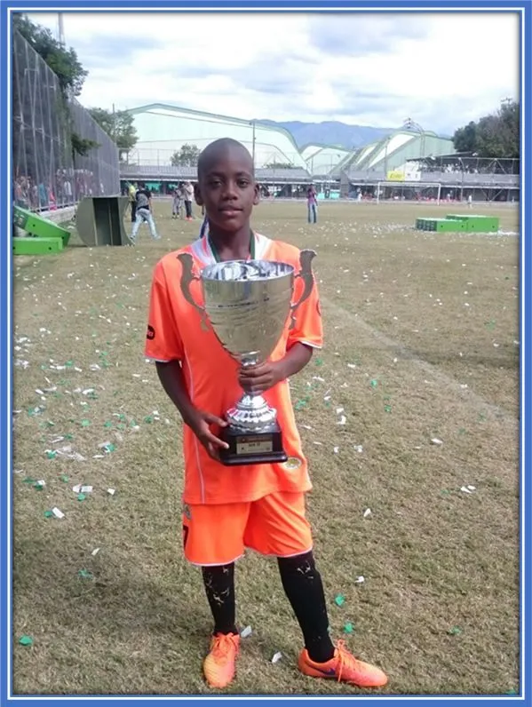 On this trophy celebration day, he was greatly encouraged to continue working hard and improving their skills.