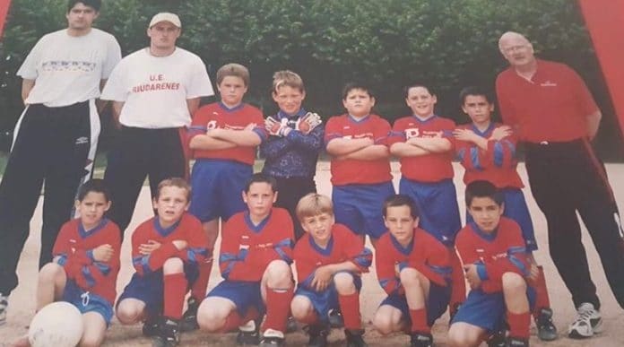 Young Gerard Deulofeu with Penya Bons Aires. Pictured front role- 3rd from left. Credit to Instagram.