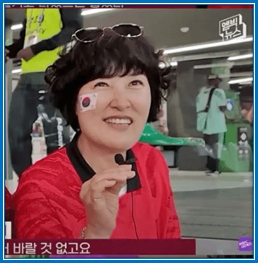 Eun-Soo Jung is Cho's mom. See how beautiful she looks as she supports her son.