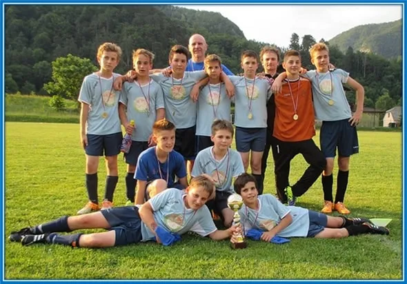 Can you find Sesko among these young champions who proudly display their hard-earned trophy?