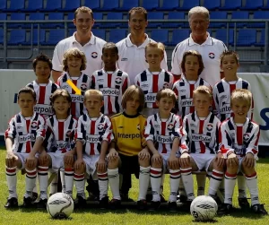 Frenkie's 2004 choice: Picking Willem II over the legacy of Feyenoord, forging his unique football journey.