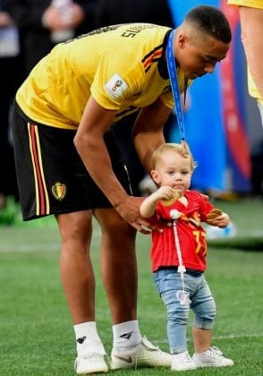 Youri Tielemans with his daughter Melina.