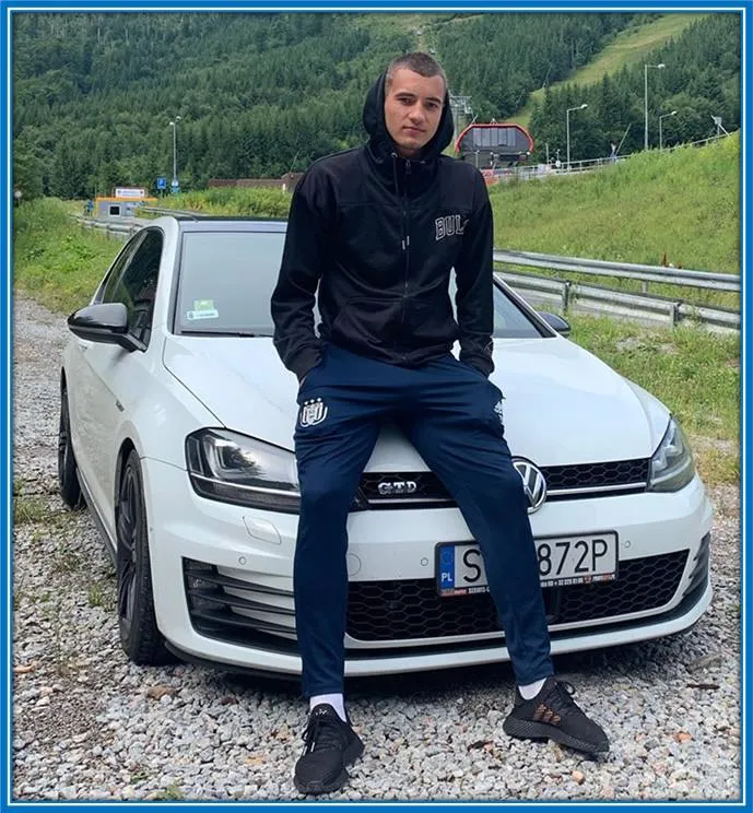 Kiwior prefers this type of car. He is a celebrity who avoids drawing attention to himself, and he lives a down-to-earth lifestyle.