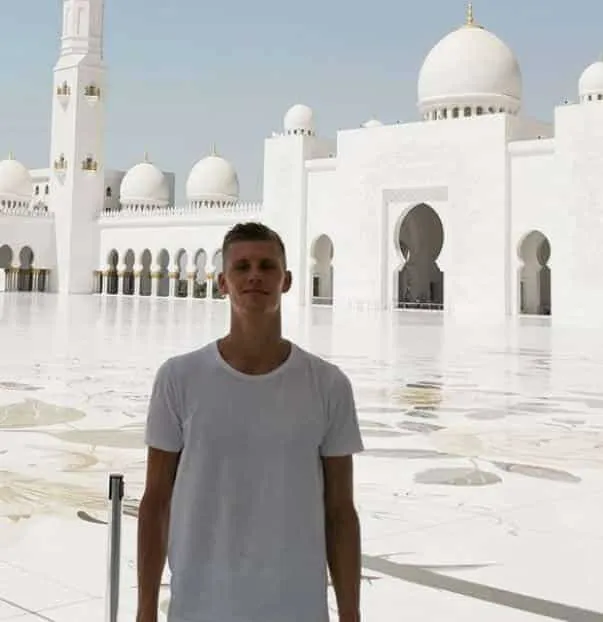 Eling Braut Haaland's older brother at a mosque in Dubai.
