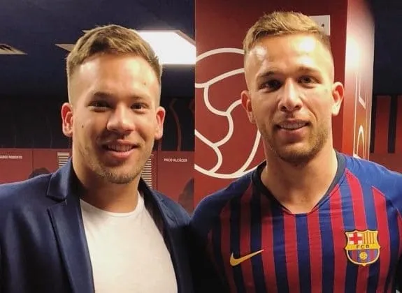 Paulo Henrique is Arthur Melo's brother.