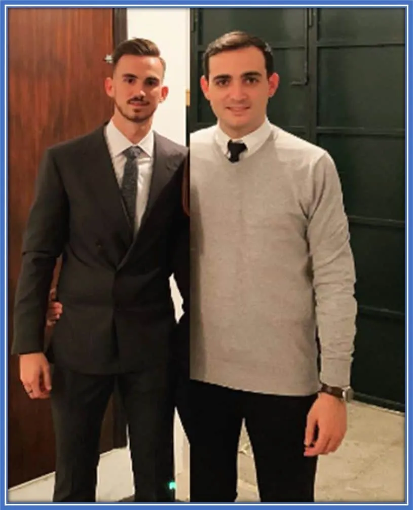 Meet the elder brother of the PSG centre midfielder, Alejandro Ruiz, at the right.